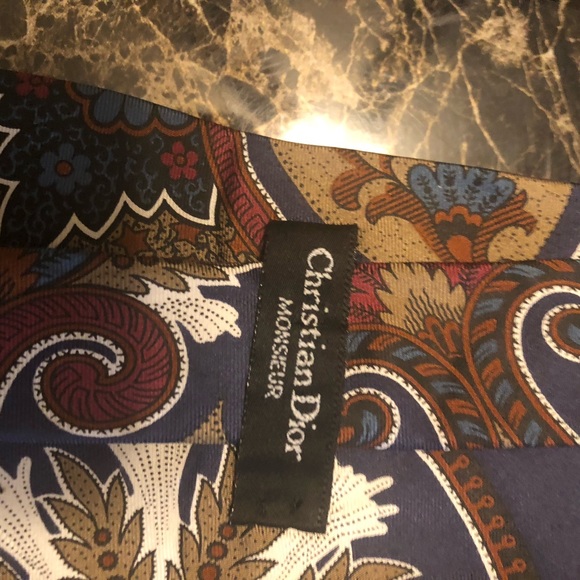 Hello THIS LISTING IS FOR ALOT OF 3 CHRISTIAN DIOR TIES. - Picture 5 of 8